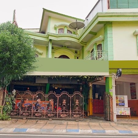 Oyo Life 3103 Opo Homestay & Kost Malang Buitenkant foto