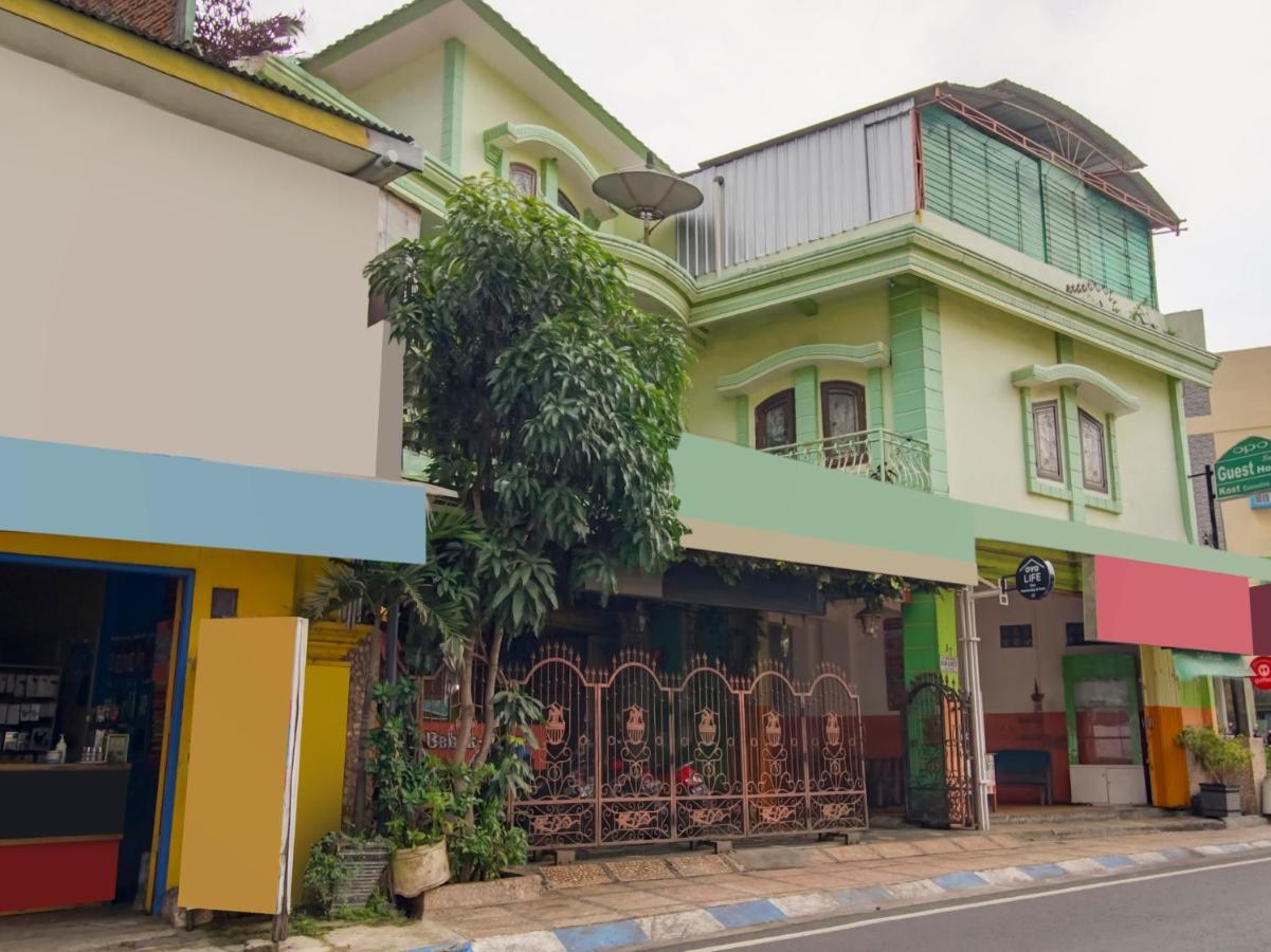Oyo Life 3103 Opo Homestay & Kost Malang Buitenkant foto