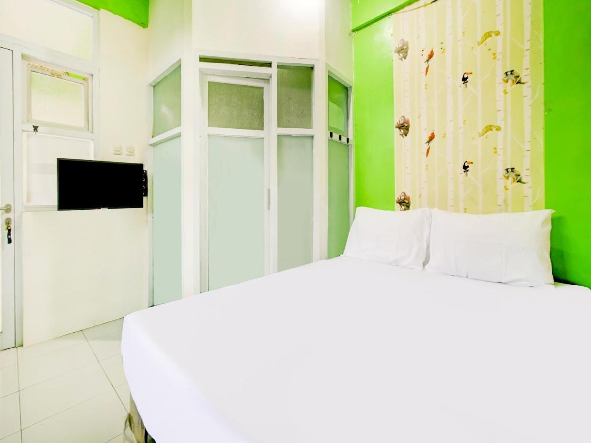 Oyo Life 3103 Opo Homestay & Kost Malang Buitenkant foto