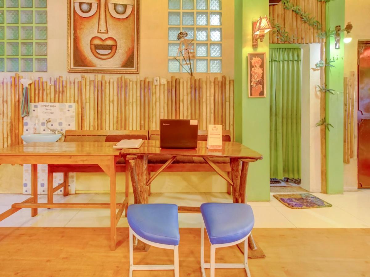Oyo Life 3103 Opo Homestay & Kost Malang Buitenkant foto