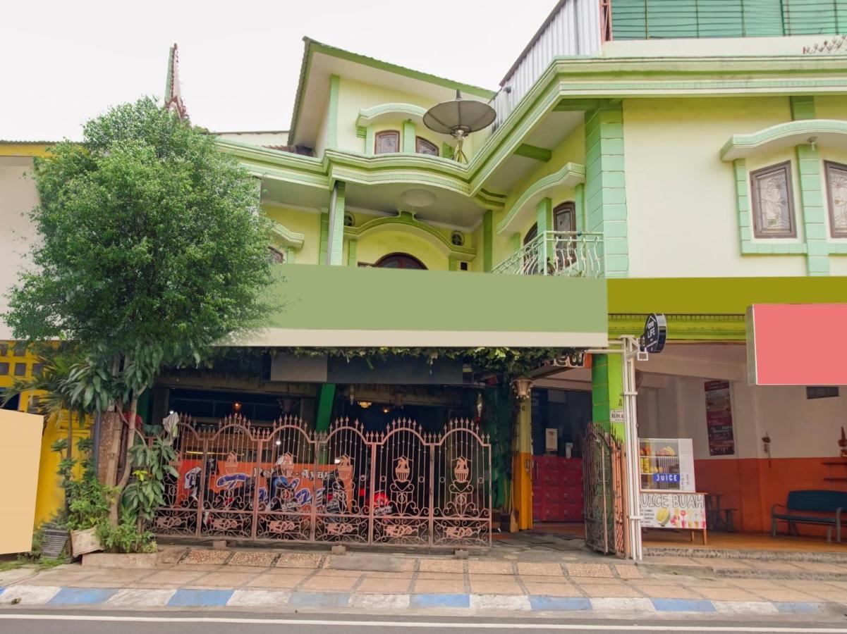 Oyo Life 3103 Opo Homestay & Kost Malang Buitenkant foto