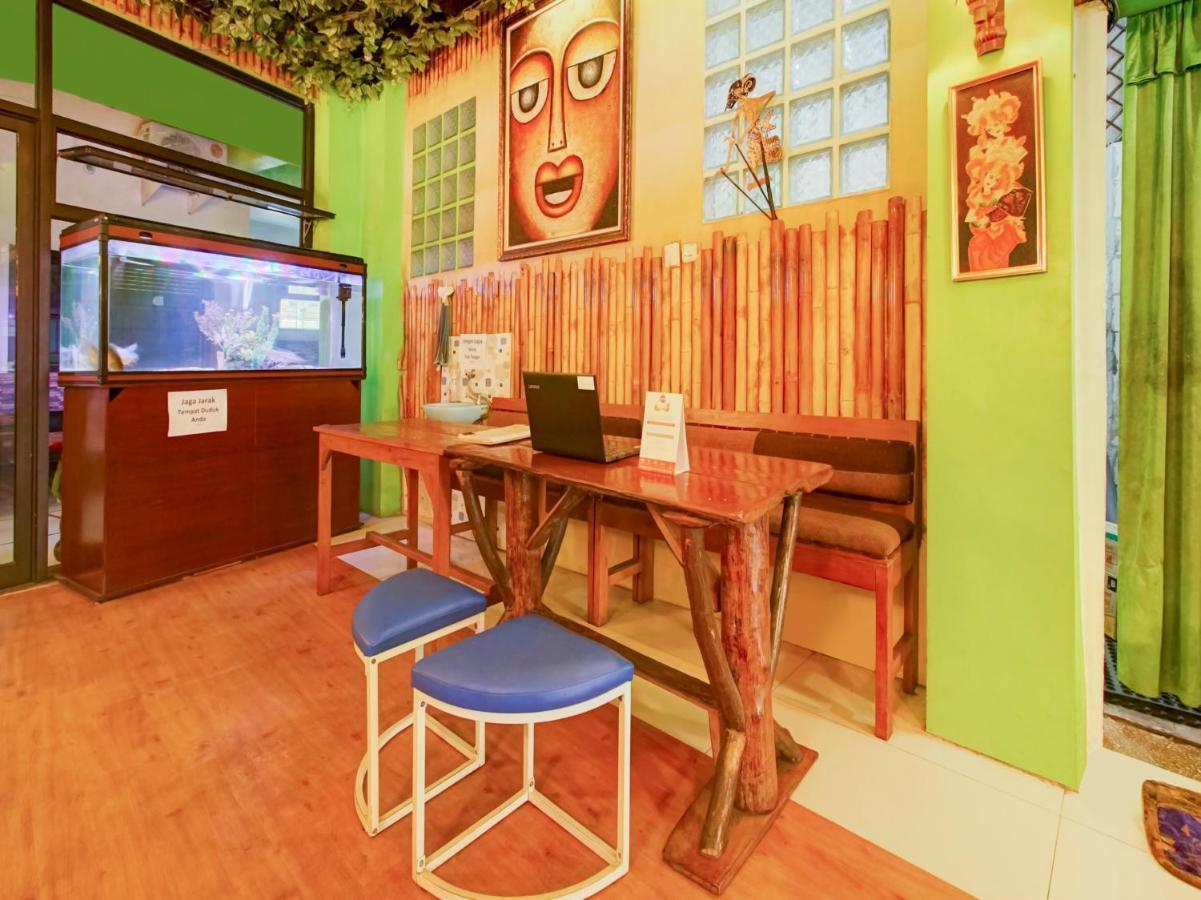 Oyo Life 3103 Opo Homestay & Kost Malang Buitenkant foto