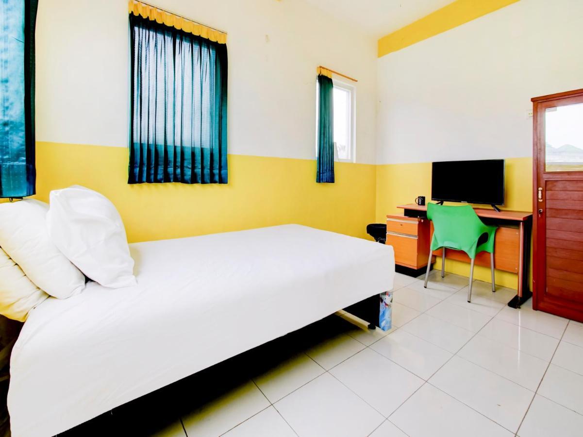 Oyo Life 3103 Opo Homestay & Kost Malang Buitenkant foto