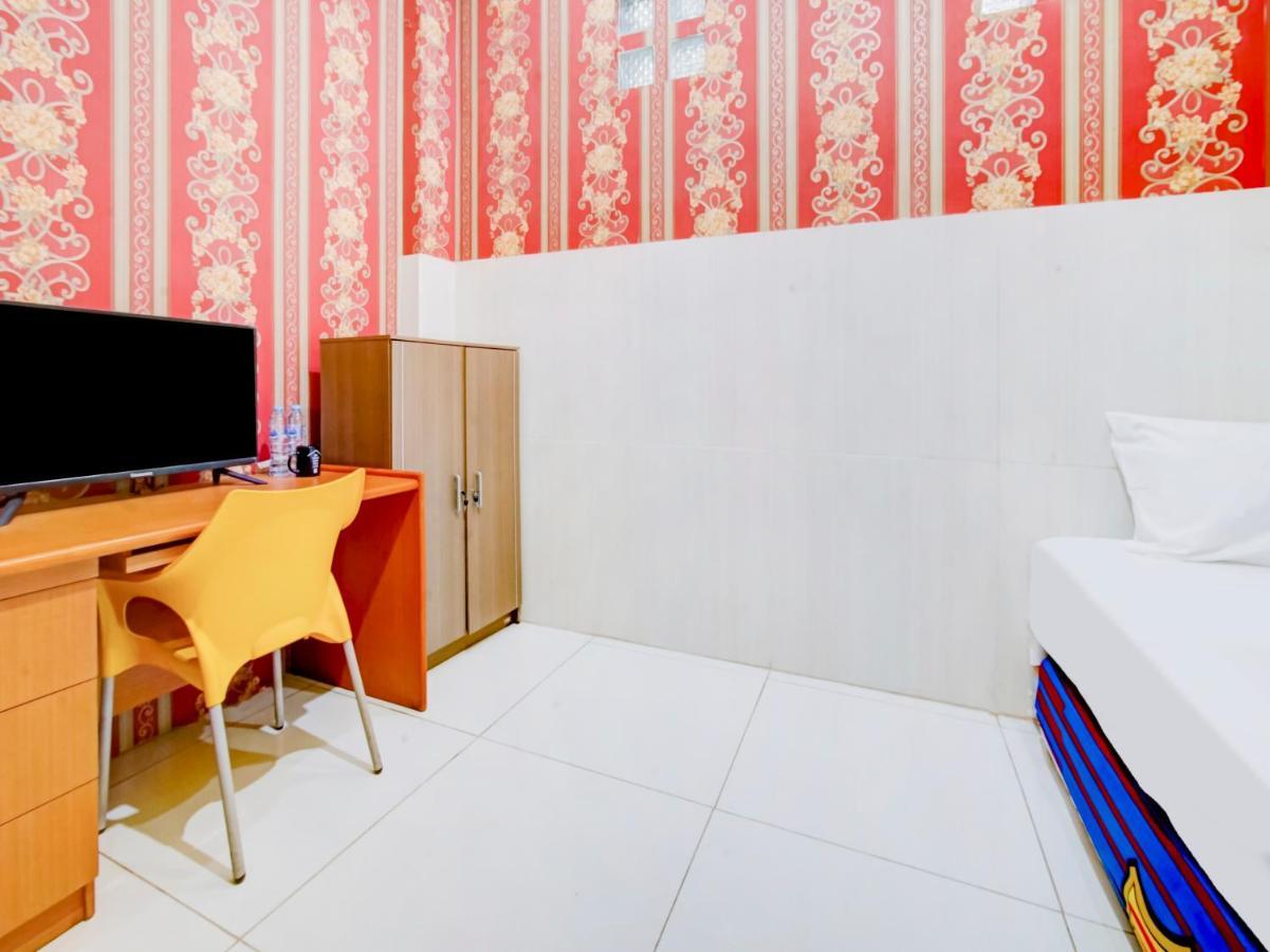 Oyo Life 3103 Opo Homestay & Kost Malang Buitenkant foto