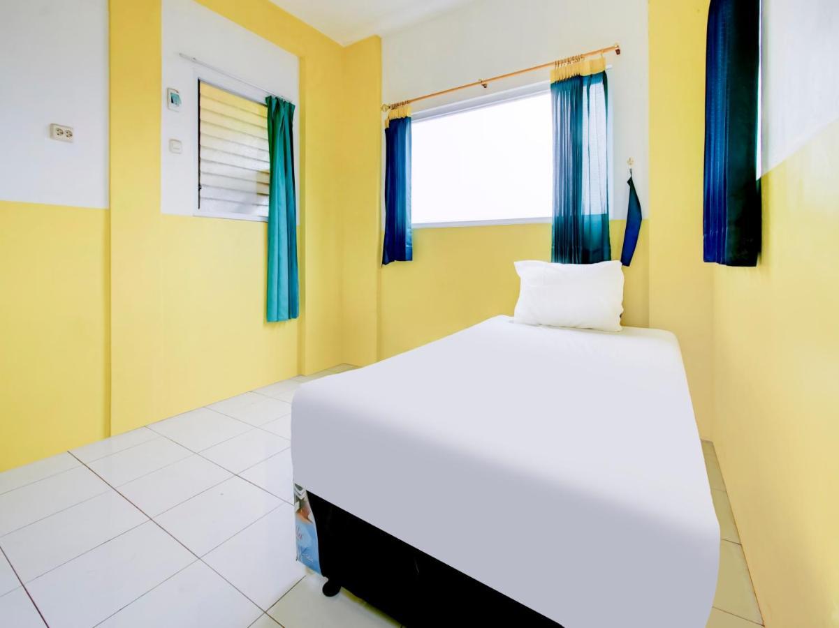 Oyo Life 3103 Opo Homestay & Kost Malang Buitenkant foto
