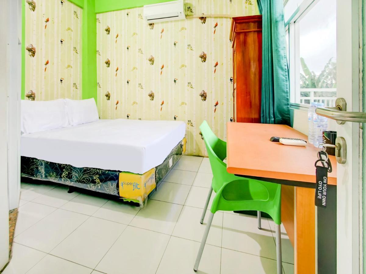 Oyo Life 3103 Opo Homestay & Kost Malang Buitenkant foto