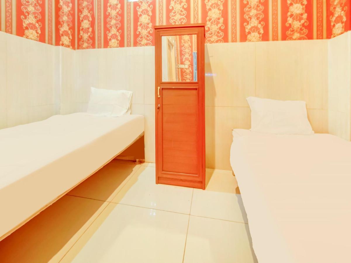 Oyo Life 3103 Opo Homestay & Kost Malang Buitenkant foto