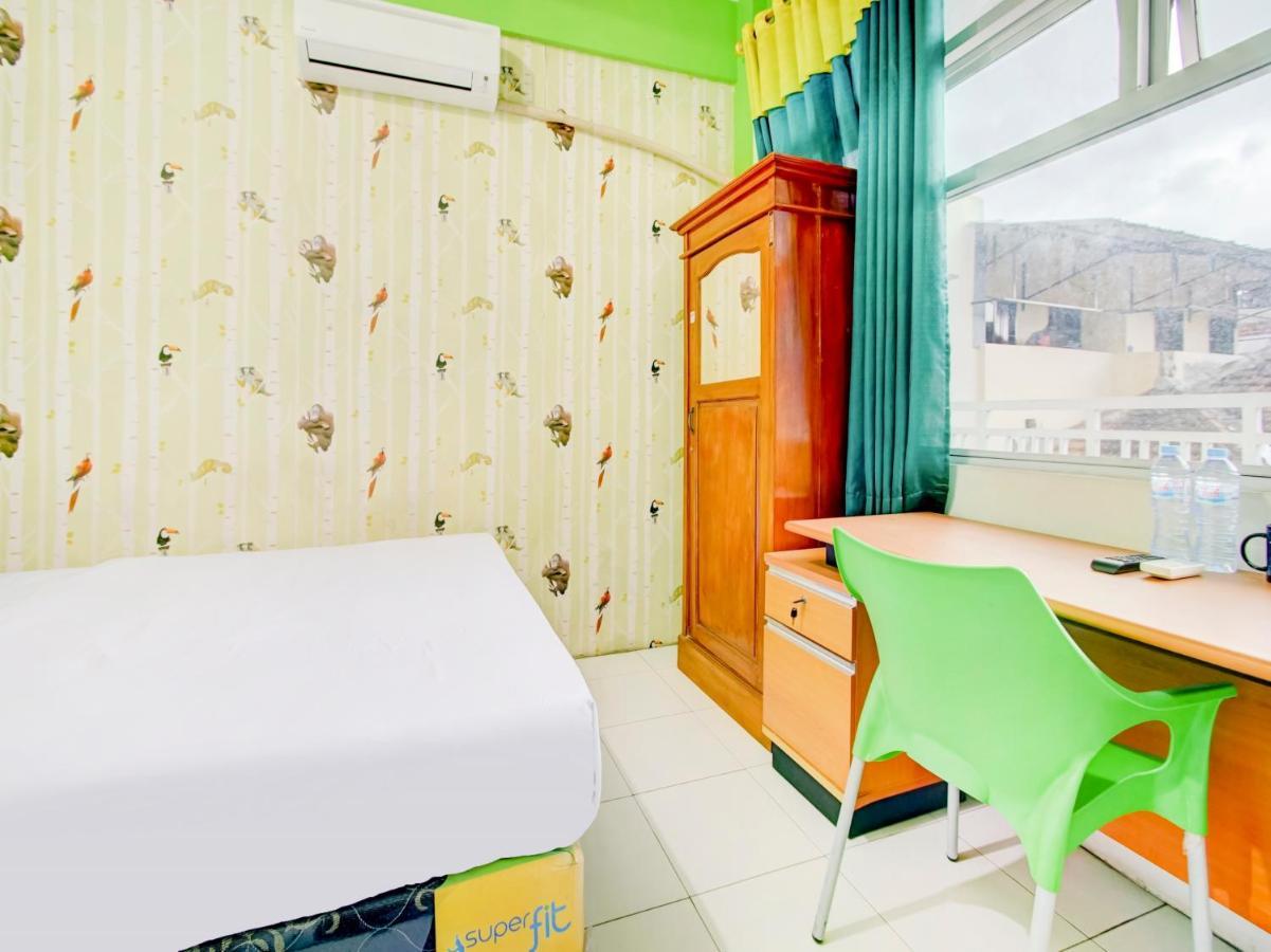 Oyo Life 3103 Opo Homestay & Kost Malang Buitenkant foto
