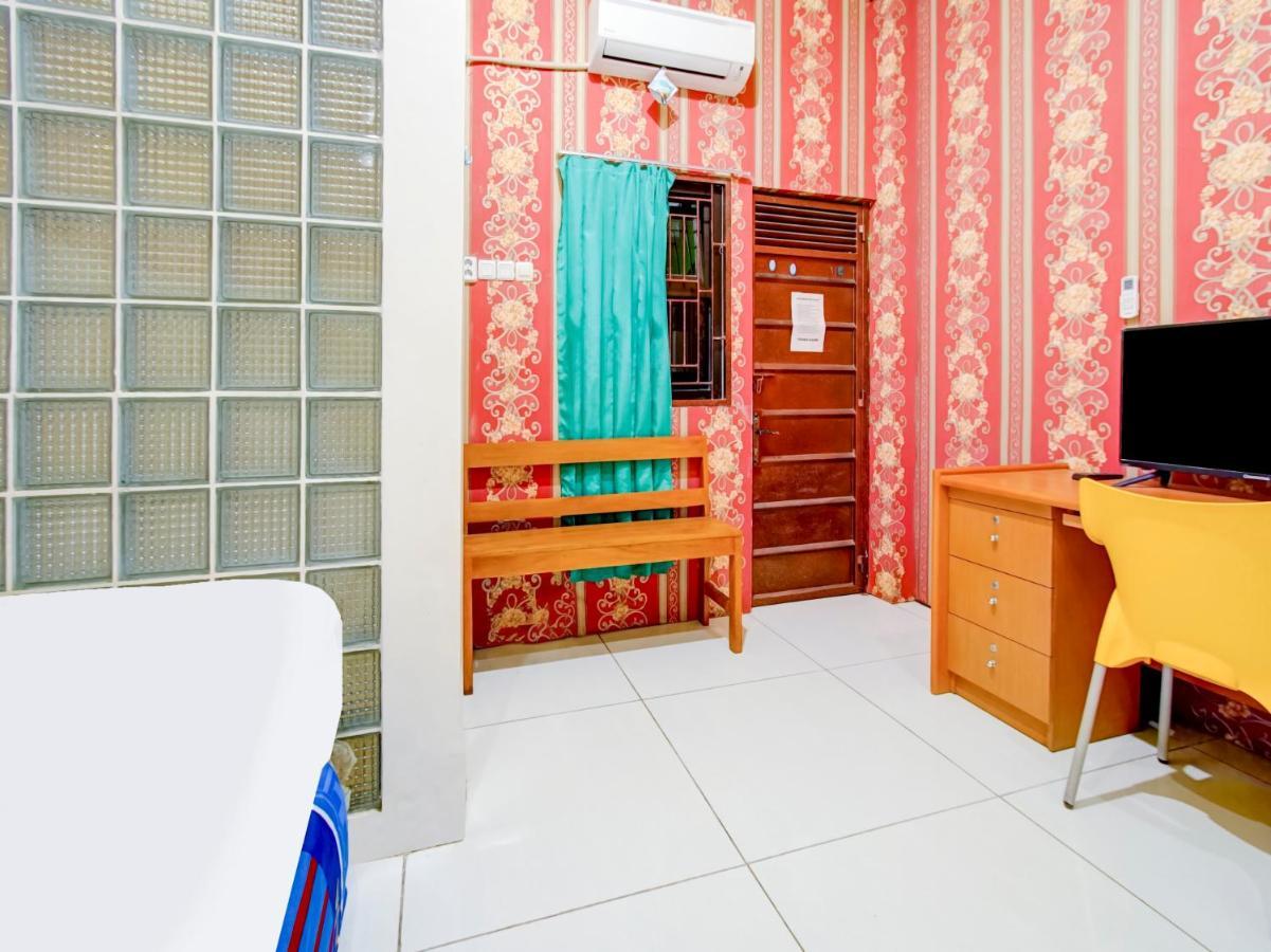 Oyo Life 3103 Opo Homestay & Kost Malang Buitenkant foto