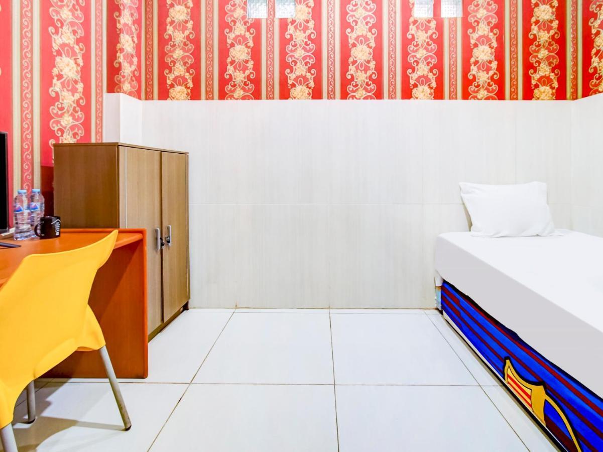 Oyo Life 3103 Opo Homestay & Kost Malang Buitenkant foto