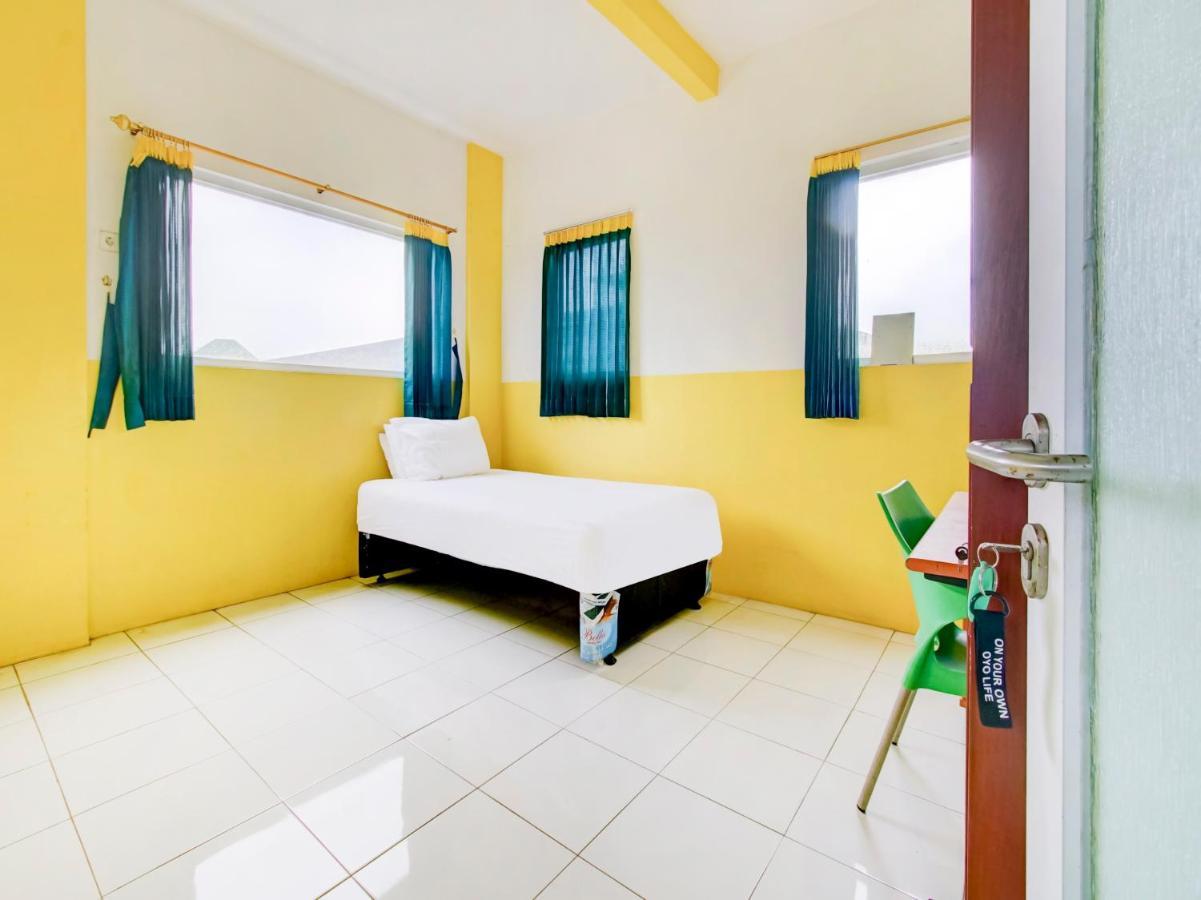 Oyo Life 3103 Opo Homestay & Kost Malang Buitenkant foto