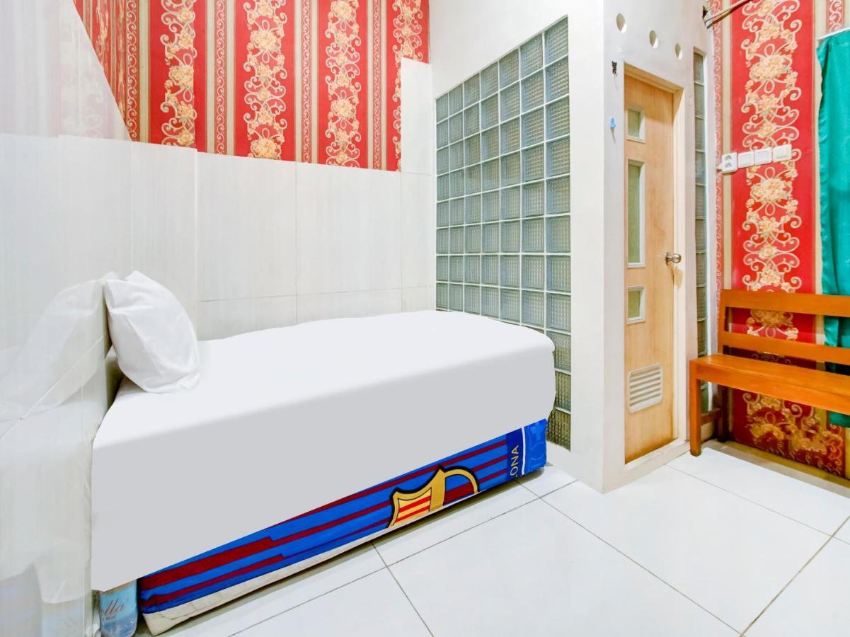 Oyo Life 3103 Opo Homestay & Kost Malang Buitenkant foto