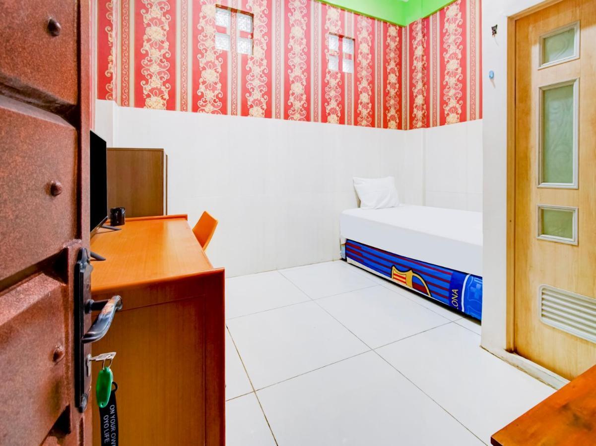 Oyo Life 3103 Opo Homestay & Kost Malang Buitenkant foto
