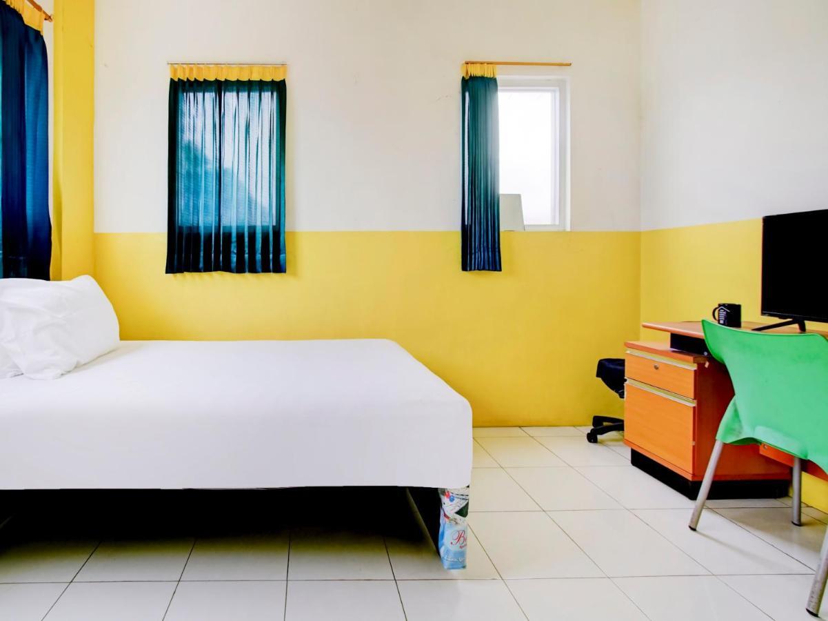 Oyo Life 3103 Opo Homestay & Kost Malang Buitenkant foto