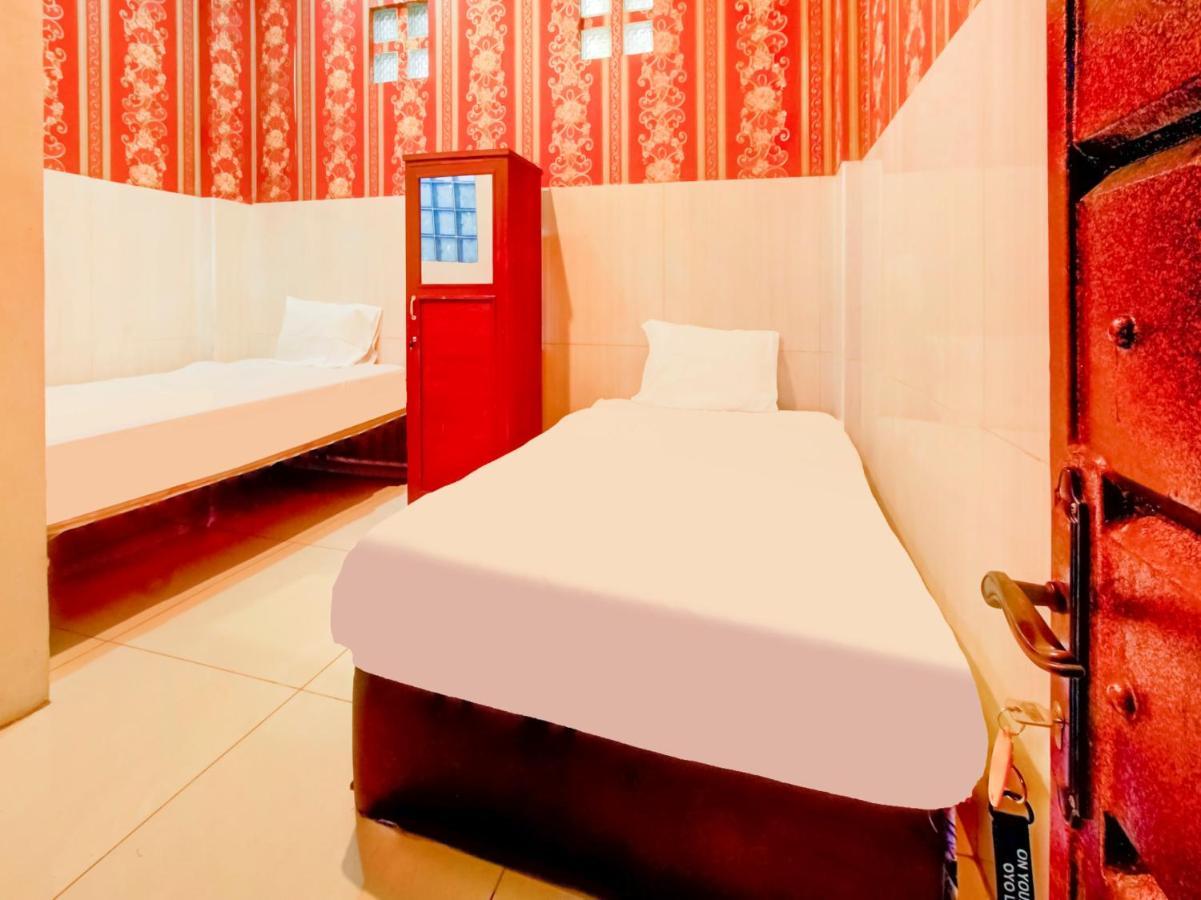 Oyo Life 3103 Opo Homestay & Kost Malang Buitenkant foto