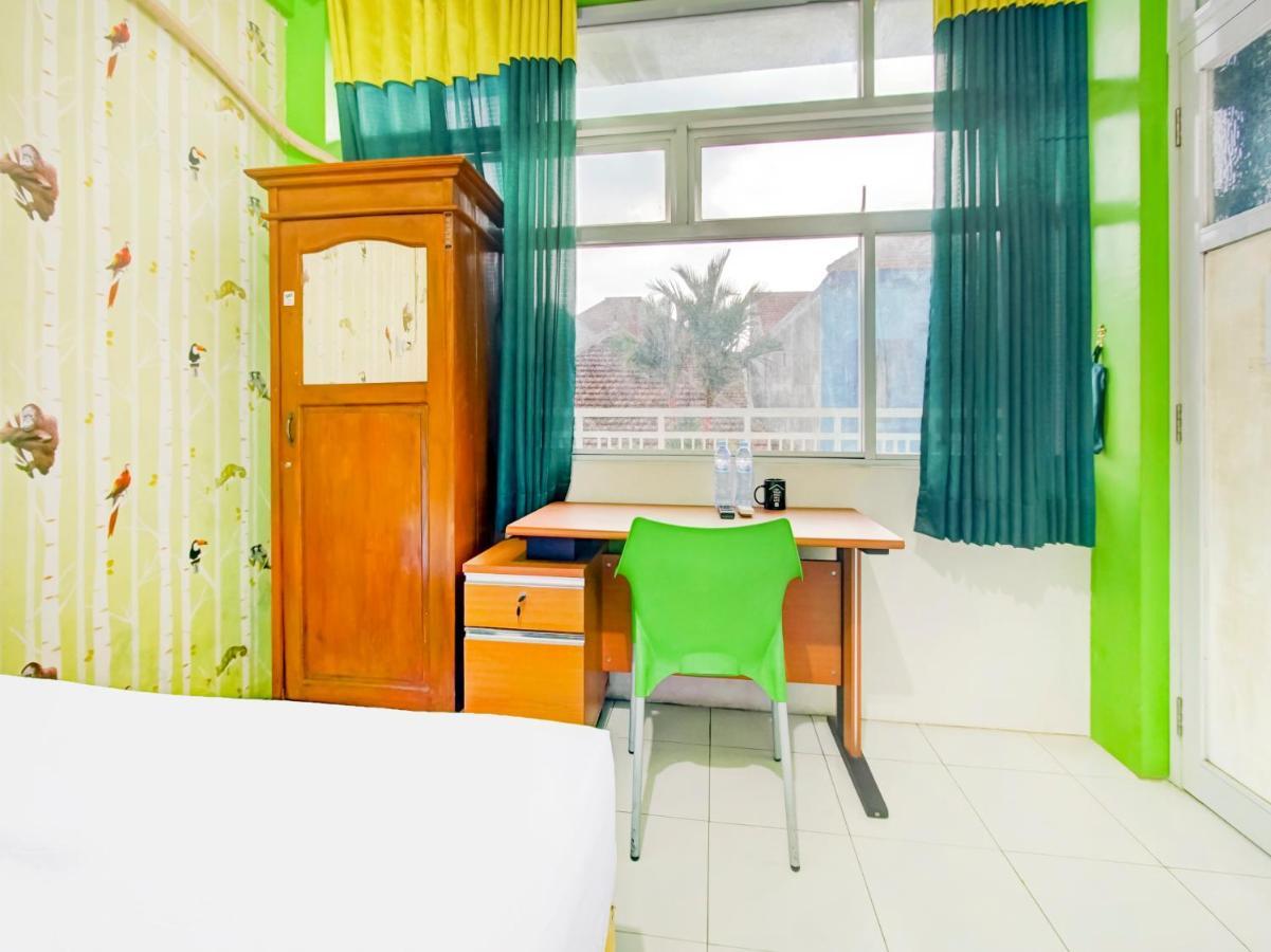 Oyo Life 3103 Opo Homestay & Kost Malang Buitenkant foto
